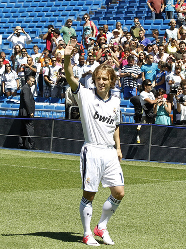 希腊媒：曼联与皇马已经报价奥林匹亚科斯18岁中场穆扎基蒂斯